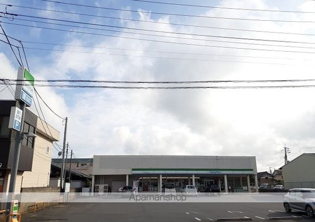 コンビニ　ファミリーマート市毛店（コンビニ）まで700m