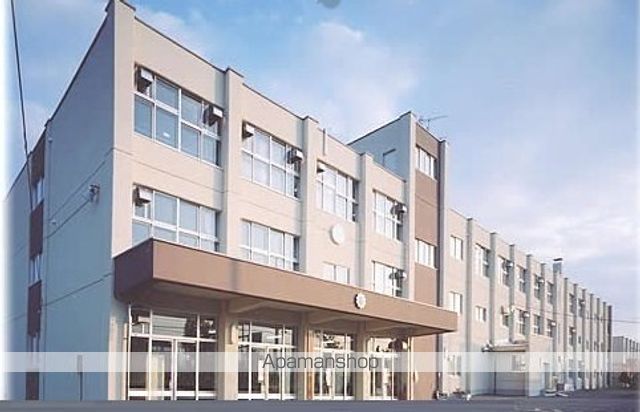 小学校　西岡南小学校（小学校）まで740m