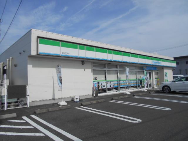 コンビニ　ファミリーマート（コンビニ）まで690m