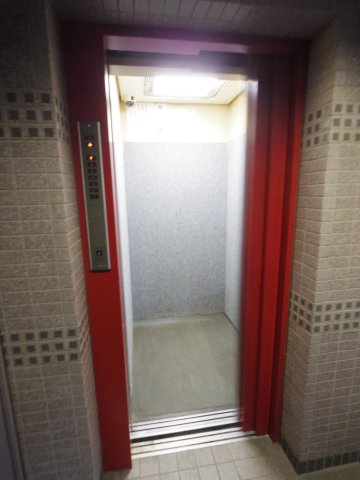その他共有部分　エレベーター付の建物です。
