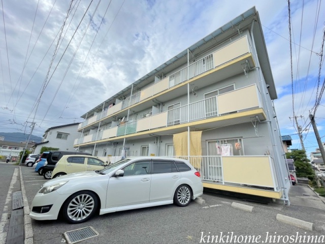 建物外観　3階建てのマンション。