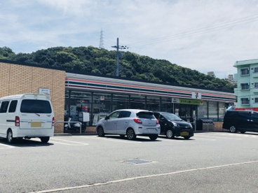 コンビニ　セブンイレブン 神戸名谷町賀市店（コンビニ）まで1025m