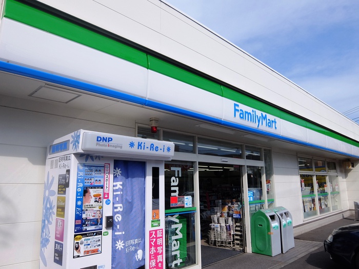 コンビニ　ファミリーマート世田谷中町店（コンビニ）まで714m