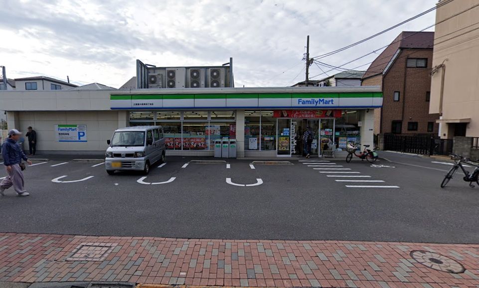 コンビニ　ファミリーマート 三度屋大森東4丁目店（コンビニ）まで702m