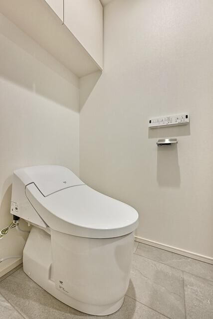 トイレ　落ち着いた色調のトイレです
