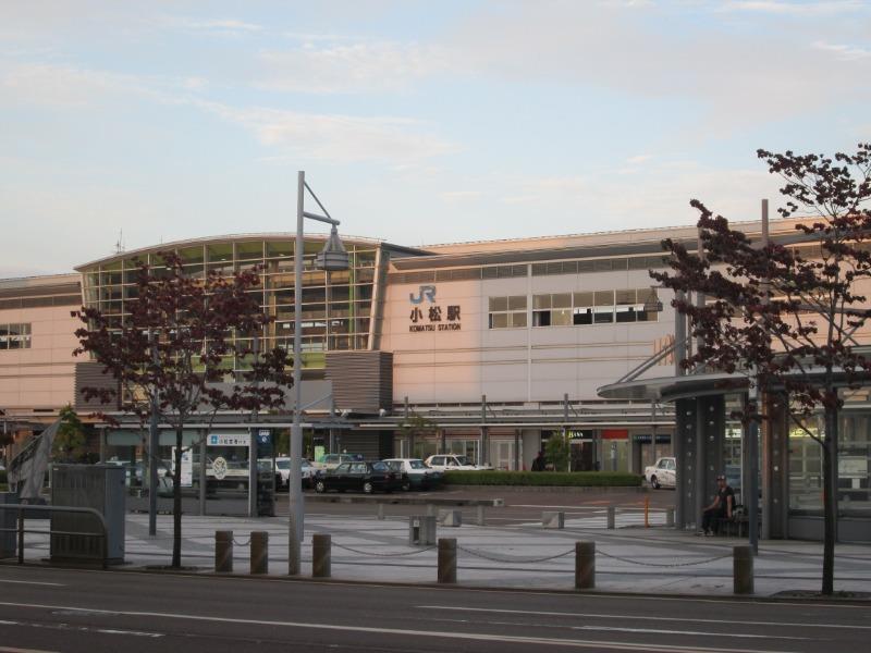 コンビニ　セブン-イレブン ハートインJR小松駅店（コンビニ）まで531m