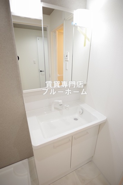洗面設備　あると嬉しい三面鏡独立洗面台！
