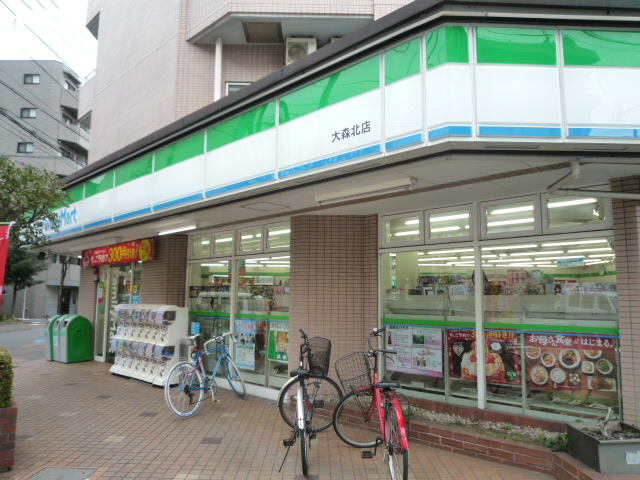 コンビニ　ファミリーマート大森北店（コンビニ）まで398m