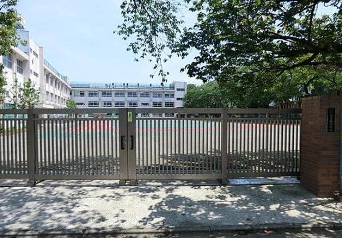 小学校　豊島区立さくら小学校（小学校）まで990m