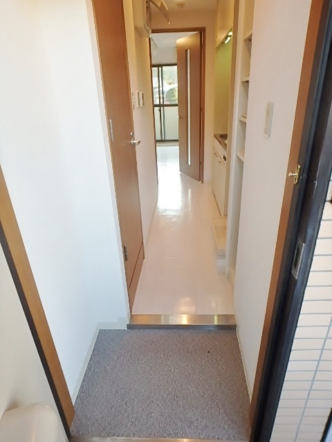 玄関　同建物の別部屋の写真です。