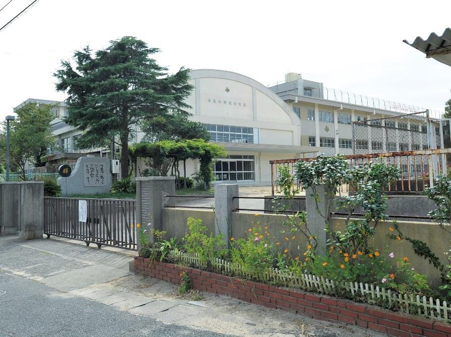 中学校　下関市立名陵中学校（中学校）まで723m