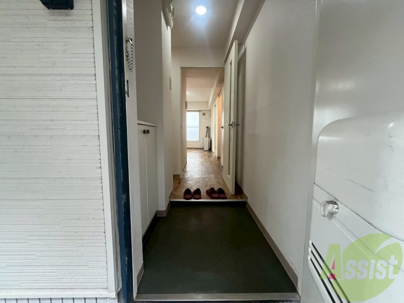 玄関　玄関です。すぐ広いリビングにつながっています。