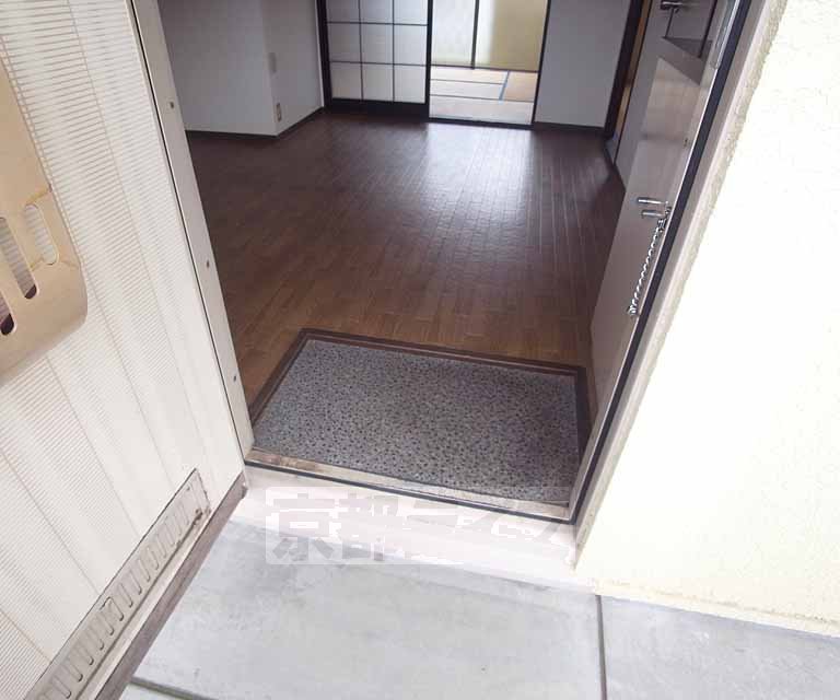 玄関　右側にシューズボックスがあります