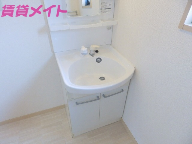 洗面設備　同型参考写真です