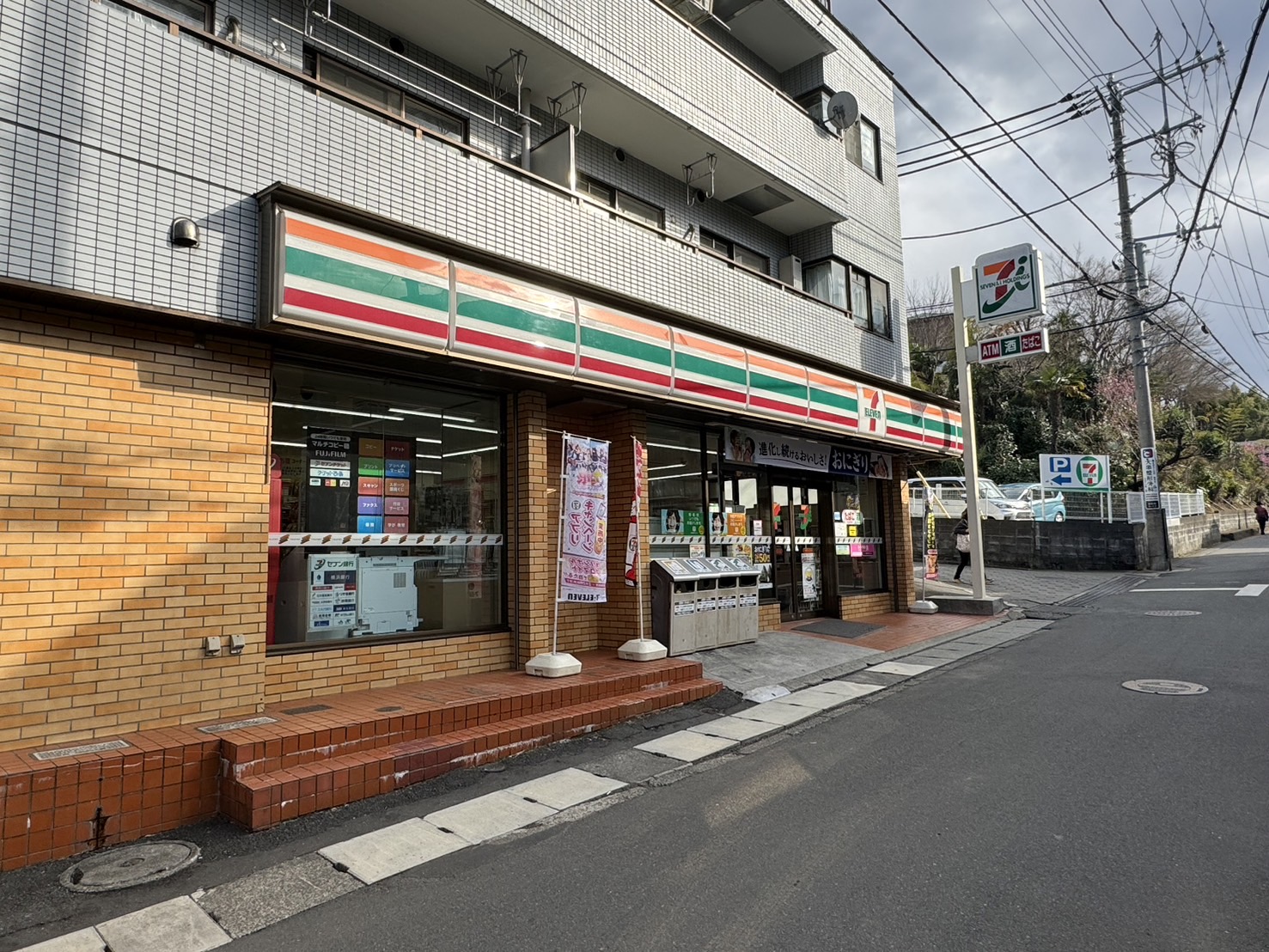コンビニ　セブンイレブン川崎西生田店（コンビニ）まで560m