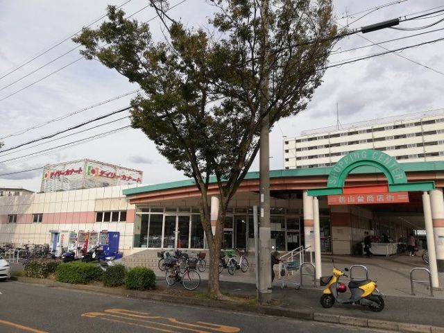 コンビニ　デイリーカナート鶴山台店（コンビニ）まで1040m