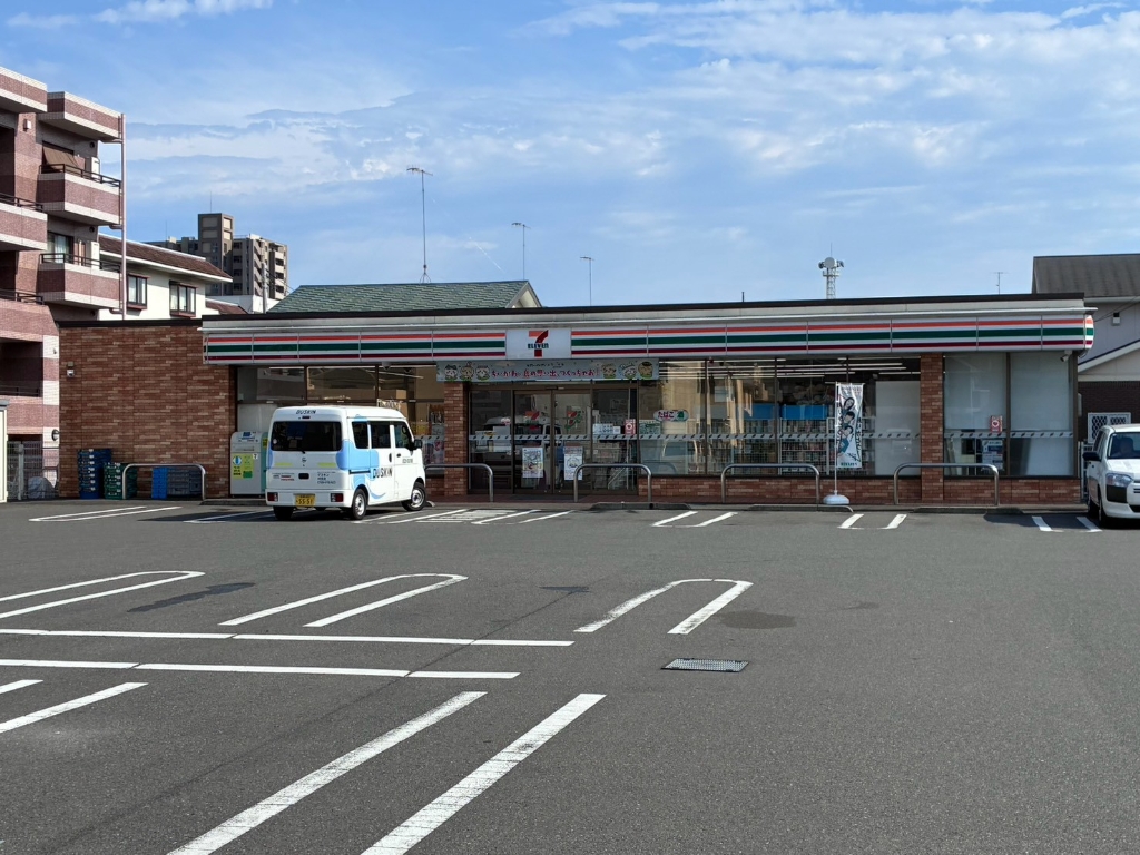 コンビニ　セブンイレブン厚木戸室南店（コンビニ）まで274m