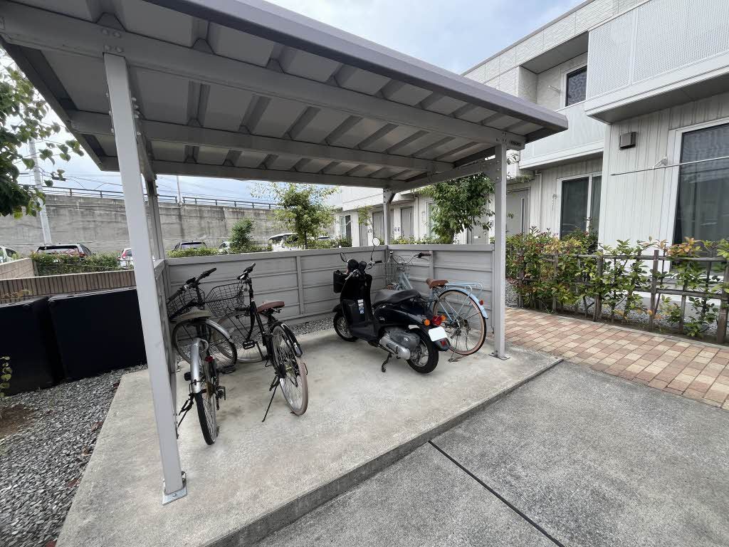 建物外観　駐輪場