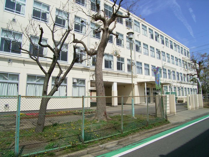 中学校　上郷中学校（中学校）まで570m