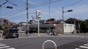 コンビニ　セブンイレブン 東大阪小若江4丁目店（コンビニ）まで742m