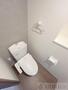 トイレ　人気アイテムの温水洗浄便座。清潔感のあるトイレです。