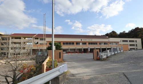 中学校　東広島市立八本松中学校（中学校）まで934m