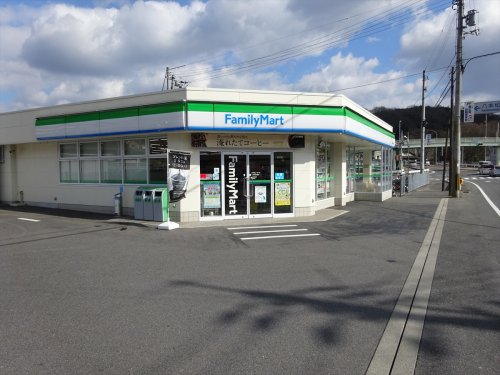コンビニ　ファミリーマート八本松駅前店（コンビニ）まで330m