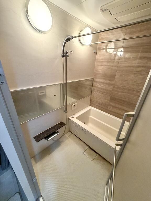 バス・シャワールーム　コンパクトで使いやすいお風呂です