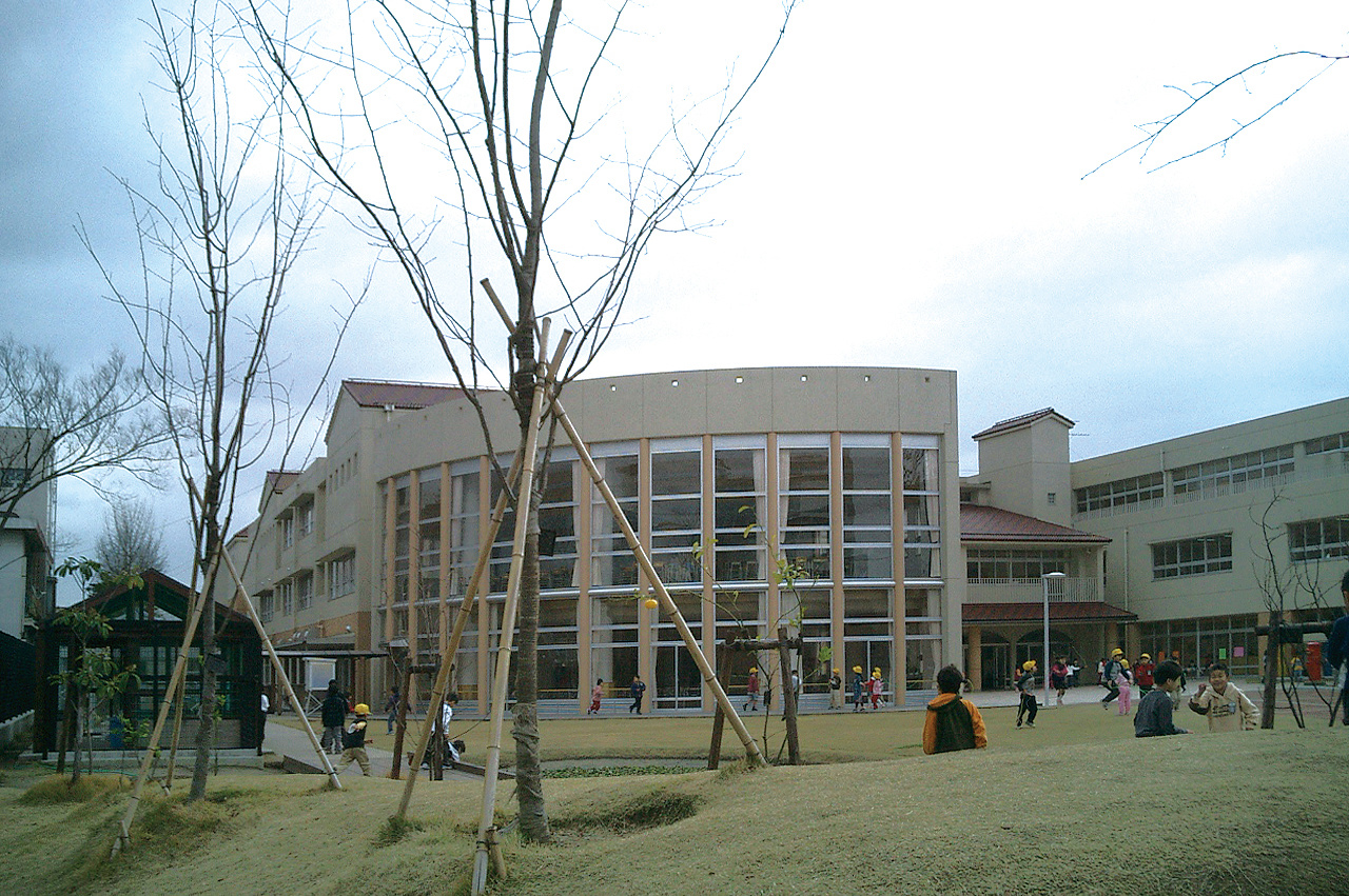 小学校　北九州市立戸畑中央小学校（小学校）まで894m