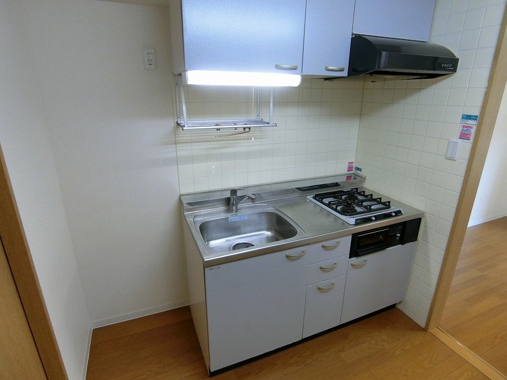 キッチン　２口システムキッチン採用・冷蔵庫置場