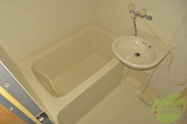 バス・シャワールーム　お風呂とトイレが別室なので、ゆっくり湯船に浸かれます。
