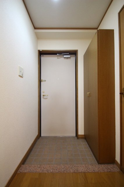 玄関　同物件別号室のものです。