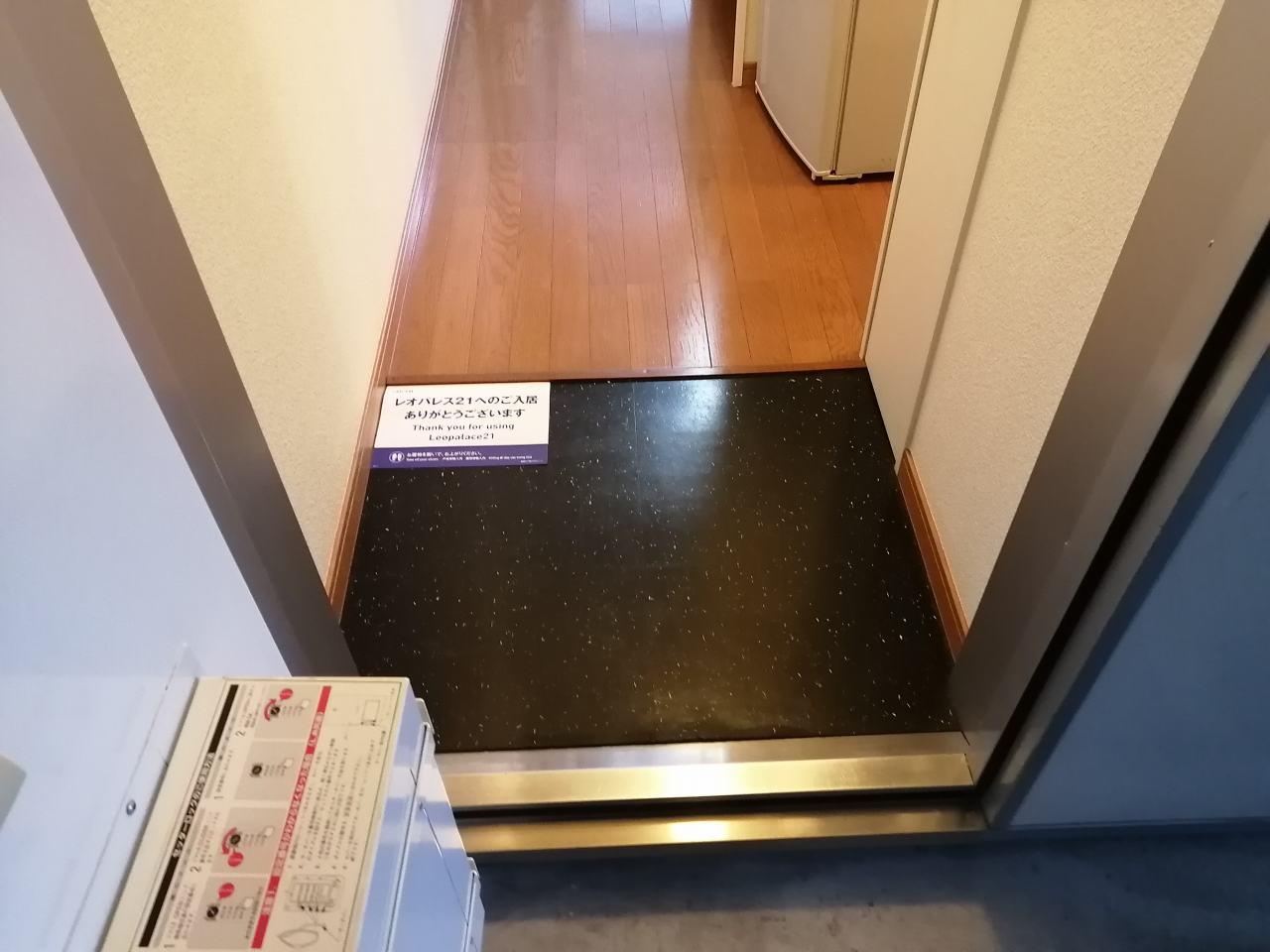 玄関　右側にシューズボックスがります。