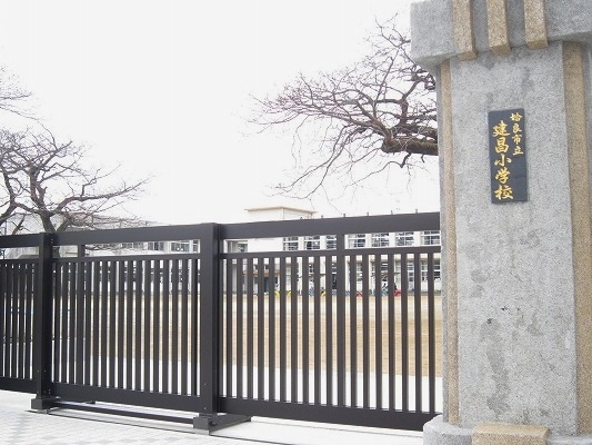 小学校　姶良市立建昌小学校（小学校）まで777m