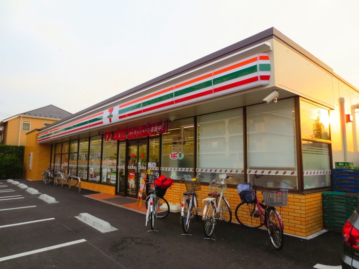 コンビニ　711（コンビニ）まで202m