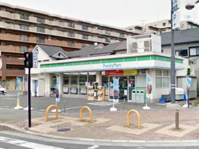 コンビニ　ファミリーマート摂津三島店（コンビニ）まで68m