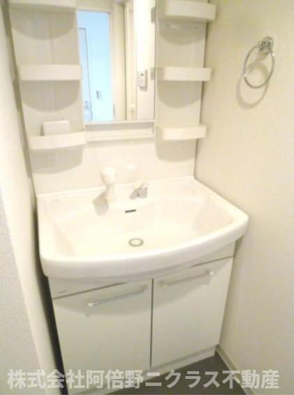 洗面設備　内装は別部屋の参考写真です。