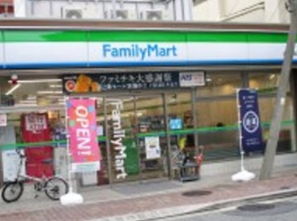 コンビニ　ファミリーマート 蓮沼駅西店（コンビニ）まで585m