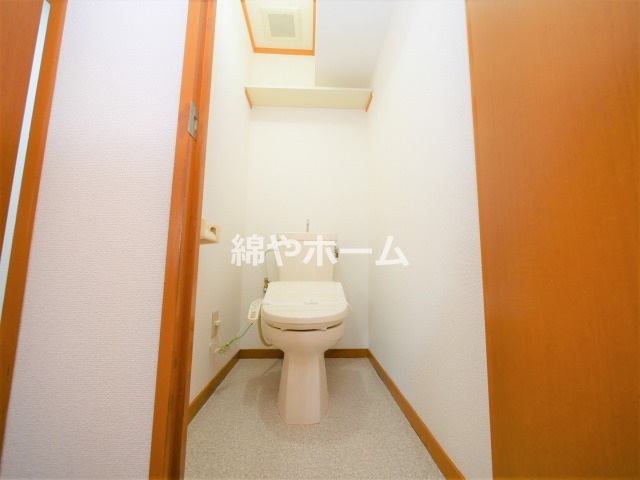 トイレ　落ち着いた色調のトイレです