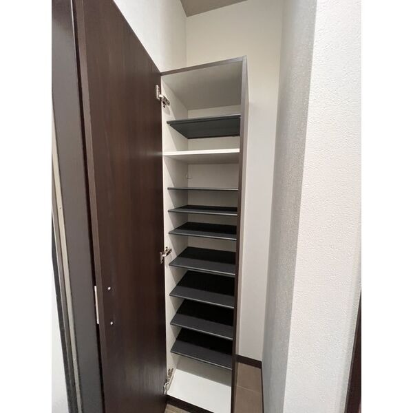 玄関　同コンセプトの類似物件です。