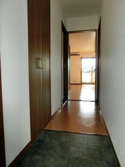 玄関　玄関先には奥行きのある収納付き！