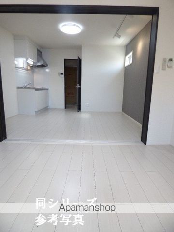 阪急千里線 千里山駅 徒歩7分 3階建 築3年の居間写真