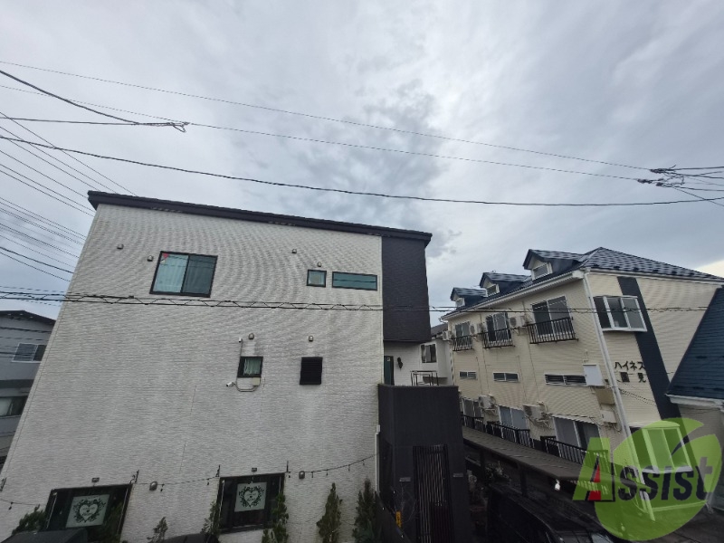 バルコニー　窓からは綺麗で大きな空が良く見えます。