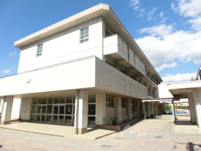 小学校　松山市立味酒小学校（小学校）まで710m