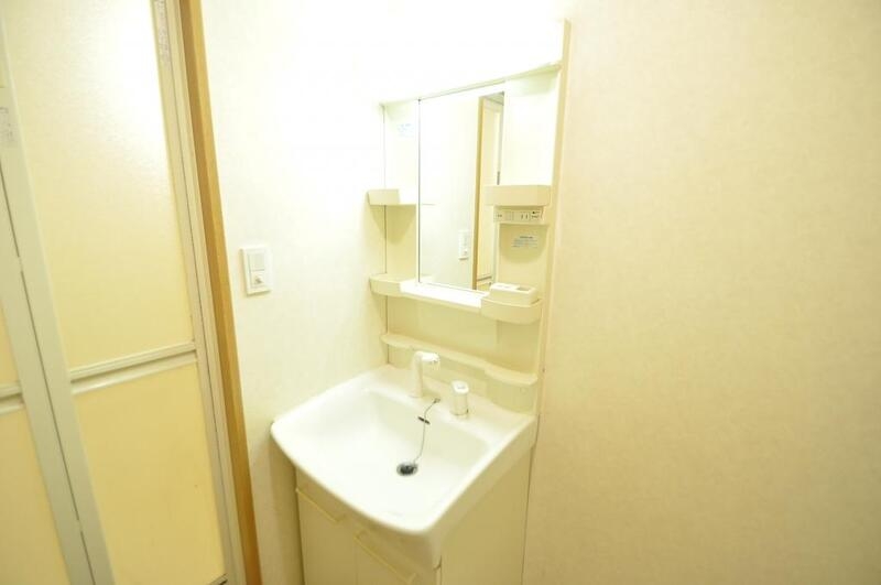 洗面設備　人気の独立洗面所はゆったりと余裕のある広さです。