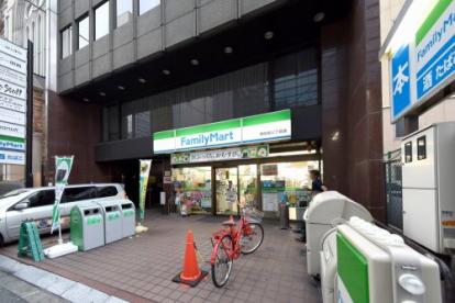 コンビニ　ファミリーマート 南船場三丁目店（コンビニ）まで135m