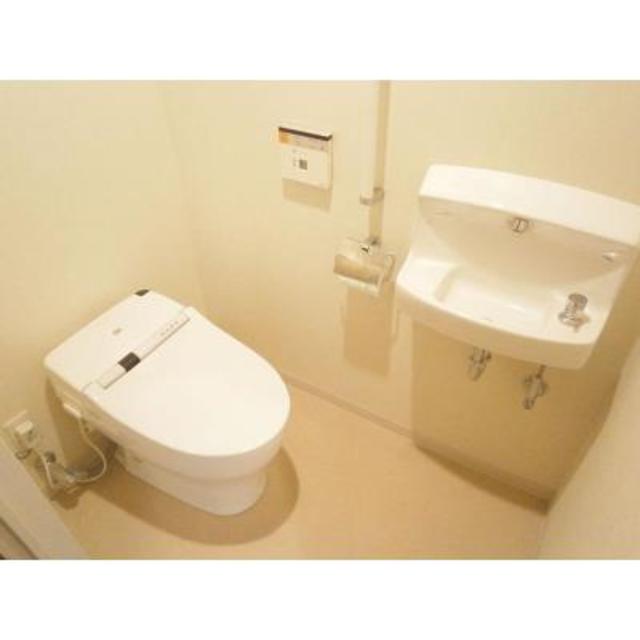 トイレ　※写真は同タイプ住戸です。