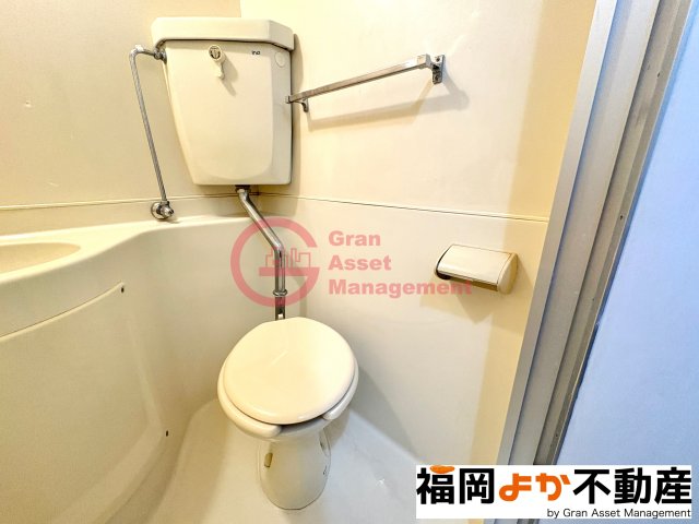 トイレ　【福岡よか不動産】落ち着いた色調のトイレです