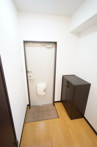 玄関　※同物件、反転タイプの写真になります。