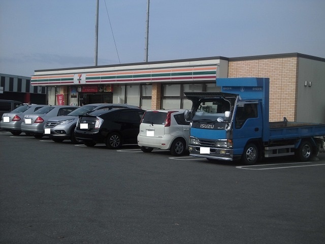 コンビニ　セブンイレブン（コンビニ）まで300m